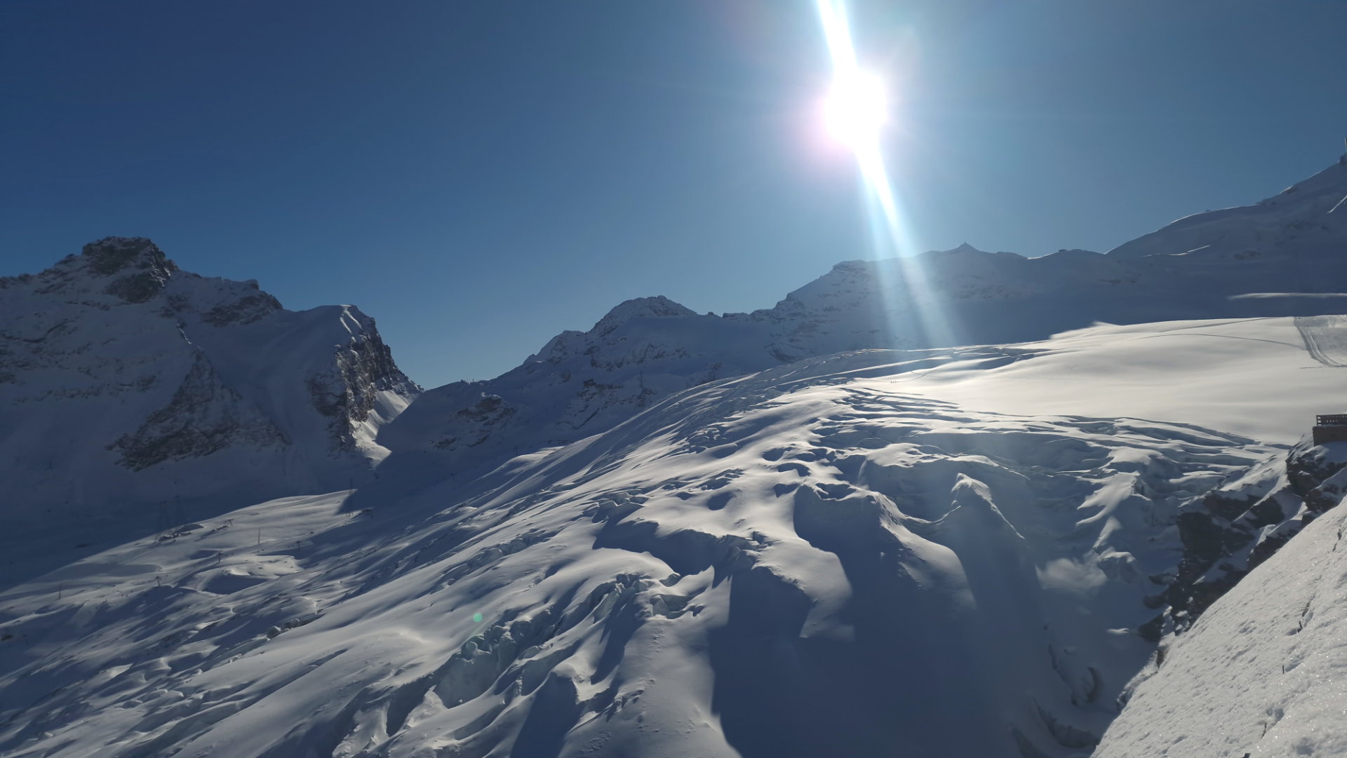 Gletscher- und Berglandschaft rund um Saas-Fee im Wallis, Sonne über verschneiten Schneefeldern